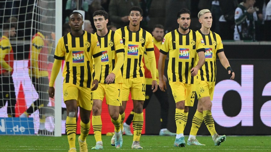 v.li., Youssoufa Moukoko Borussia Dortmund, Giovanni Reyna Borussia Dortmund, Jude Bellingham Borussia Dortmund, Emre Can Borussia Dortmund, Nico Schlotterbeck Borussia Dortmund 11.11.2022, Fussball G ...