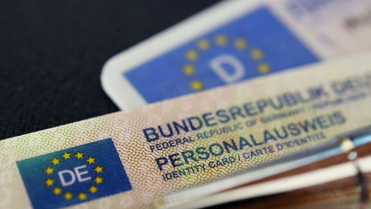 ILLUSTRATION - 11.09.2023, Baden-Württemberg, Stuttgart: Ein Personalausweis der Bundesrepublik Deutschland liegt auf einem Führerschein. (zu dpa: «Augsburg bietet Ausweisabholung rund um die Uhr an») ...