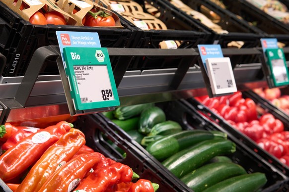 Kund:innen finden im Sortiment des neuen Rewe Pick&amp;Go in München neben Haushaltswaren und Getränken, auch Lebensmittel wie Cookies, Fleisch und Käse und eine frische Gemüsetheke, unter anderem mit ...