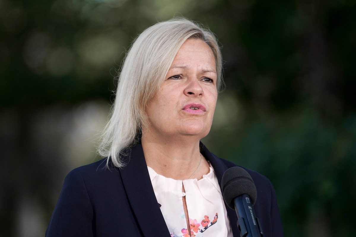 Kabinettklausur auf Schloss Meseberg Aktuell,31.08.2022 Schloss Meseberg, Bundesinnenministerin Nancy Faeser SPD im Portrait beim Statement zu Beginn des zweiten Klausurtages des Bundeskabinett auf Sc ...