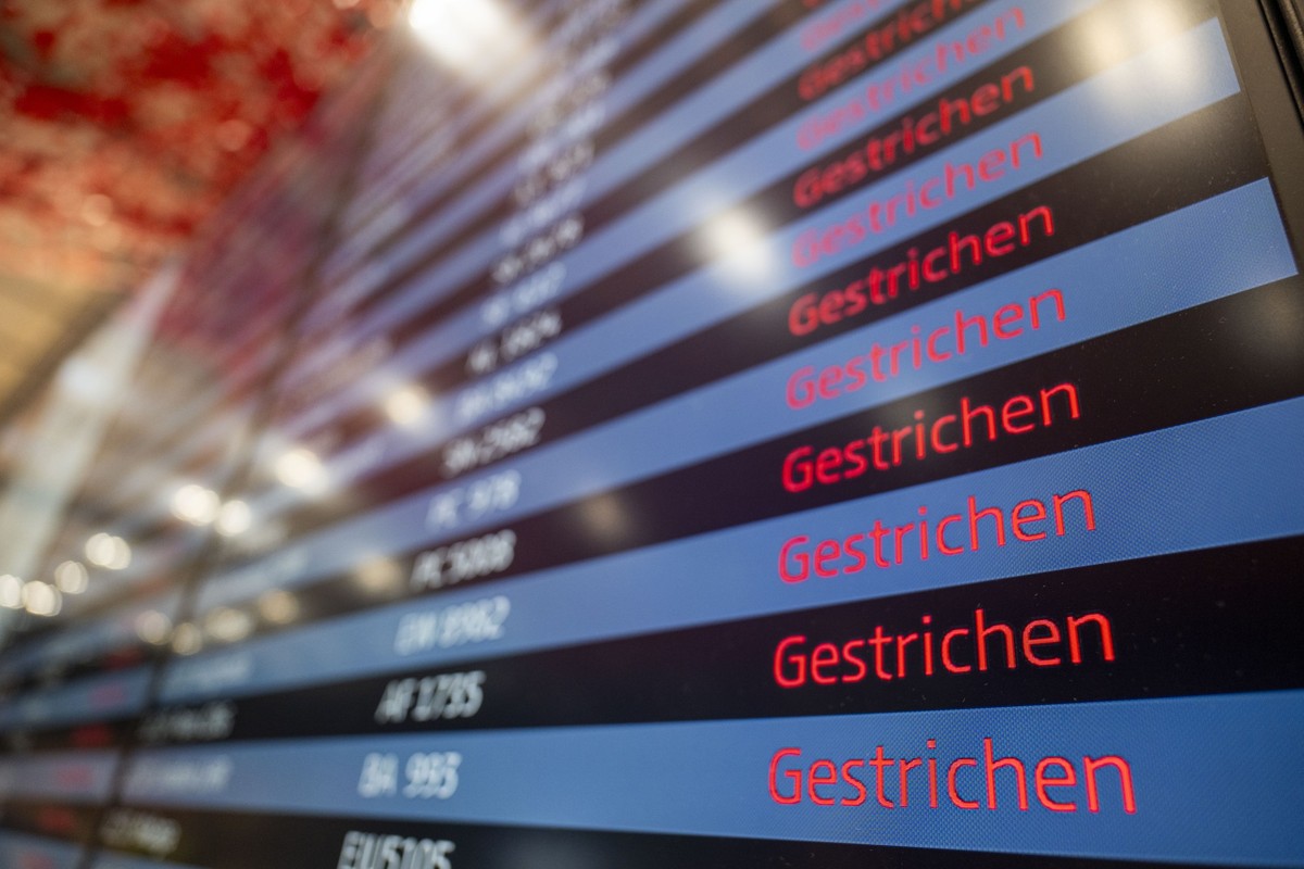 ARCHIV - 01.02.2024, Berlin: Auf einer Anzeigetafel am Flughafen Berlin Brandenburg BER sind Fl�ge gestrichen. (zu dpa: �Warnstreik bei Lufthansa - 50 Starts und Landungen am BER fallen aus�) Foto: Ch ...