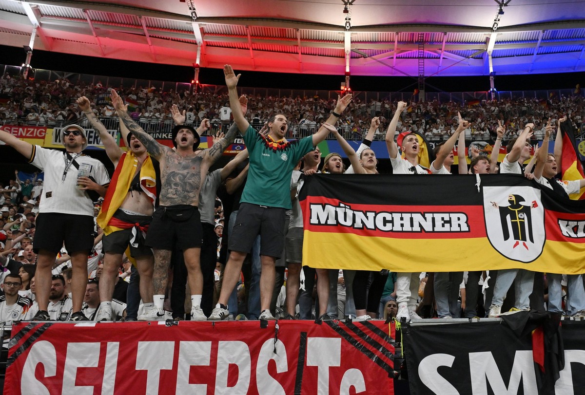 Die deutschen Fans feiern den Gruppensieg 23.06.2024, Fussball Europameisterschaft 2024, Vorrunde, 3. Spieltag Schweiz - Deutschland 1:1 Frankfurt Frankfurt Arena Hessen Deutschland *** German fans ce ...