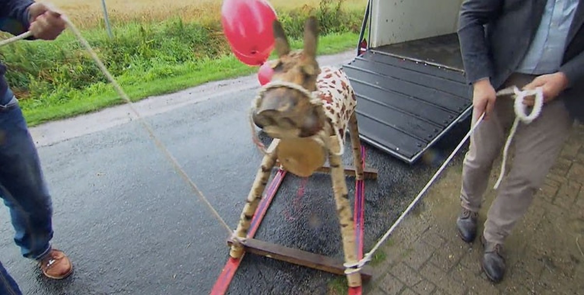 Die Abels erhalten ein kurioses Geschenk.