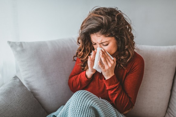Wer nach einer Grippe noch wochenlang Krankheitssymptome hat, sollte zum Arzt gehen.