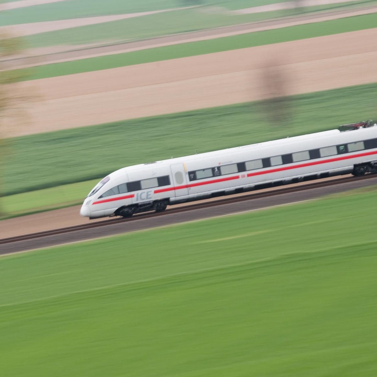 ARCHIV - 12.04.2019, Niedersachsen, Feldbergen: Ein ICE T der Deutschen Bahn f