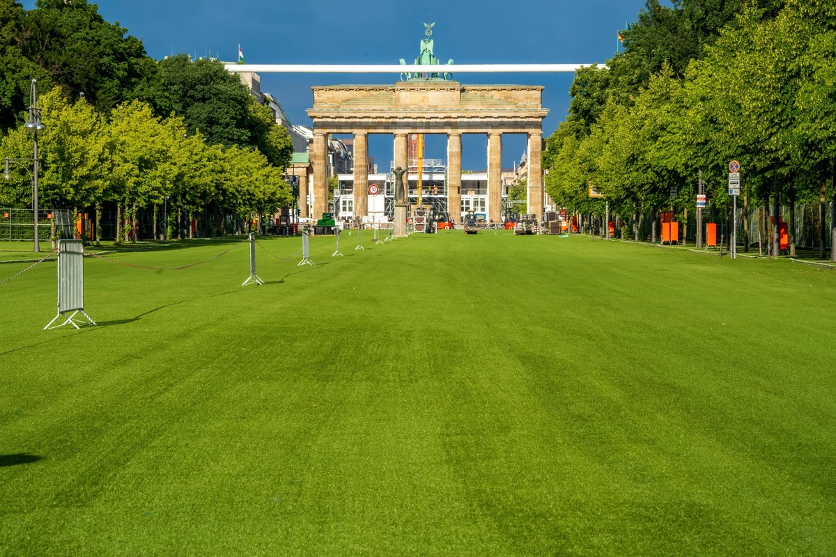 UEFA EURO 2024, gr��te Fan Zone Deutschlands, Public Viewing auf Kunstrasen vor dem Brandenburger Tor, Mai 2024 Deutschland, Berlin, Mai 2024, UEFA EURO 2024, hier entsteht die gr��te Fan Zone Deutsch ...