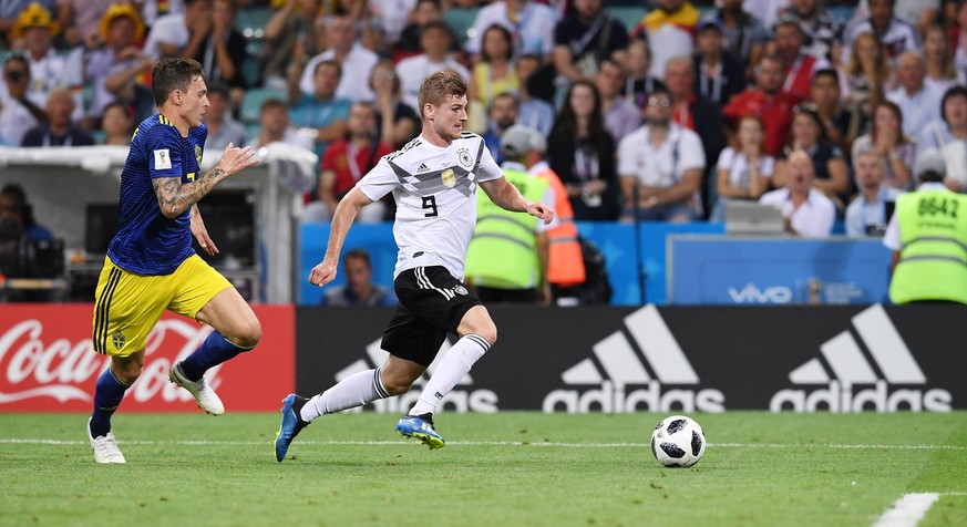 FUSSBALL WM 2018 Vorrunde Gruppe F ----- Deutschland - Schweden 23.06.2018 Timo Werner (re, Deutschland) gegen Victor Lindeloef (li, Schweden) *** FIFA World Cup 2018 Preliminary Round Group F Germany ...