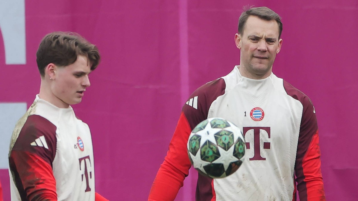 11.02.2025, Champions League, Abschlusstraining FC Bayern , Saebenerstrasse Munechen, Fussball, im Bild: Jonas Urbig FC Bayern Muenchen und Manuel Neuer FC Bayern Muenchen *** 11 02 2025, Champions Le ...