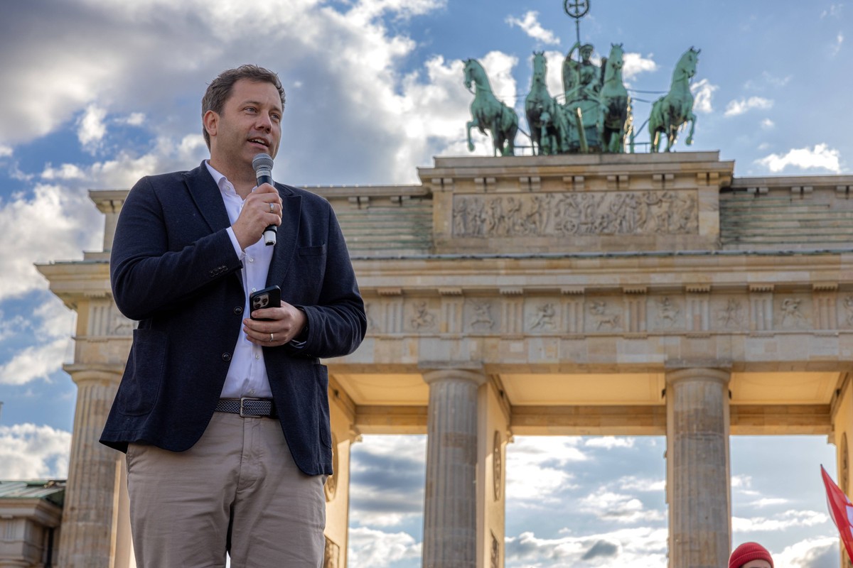 Kundgebung für die Demokratie vor Brandenburger Tor. Deutschland, Berlin, Pariser Platz am 05.05.2024: Lars Klingbeil, Parteivorsitzenden der SPD, hält eine Rede vorm Brandenburger Tor. Nach dem Motto ...