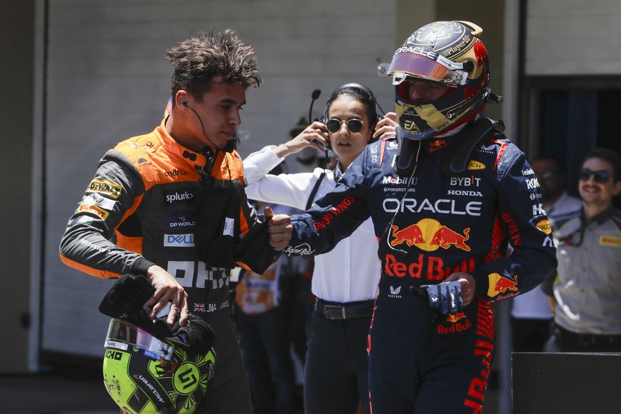 dpatopbilder - 04.11.2023, Brasilien, Sao Paulo: Motorsport: Formel-1-Weltmeisterschaft, Grand Prix von Brasilien, Sprintrennen: Max Verstappen (r) aus den Niederlanden vom Team Red Bull gratuliert La ...