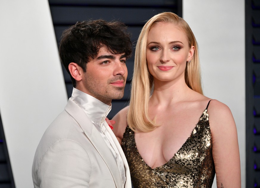 BEVERLY HILLS, CA - FEBRUARY 24: Joe Jonas (L) and Sophie Turner attend the 2019 Vanity Fair Oscar Party hosted by Radhika Jones at Wallis Annenberg Center for the Performing Arts on February 24, 2019 ...