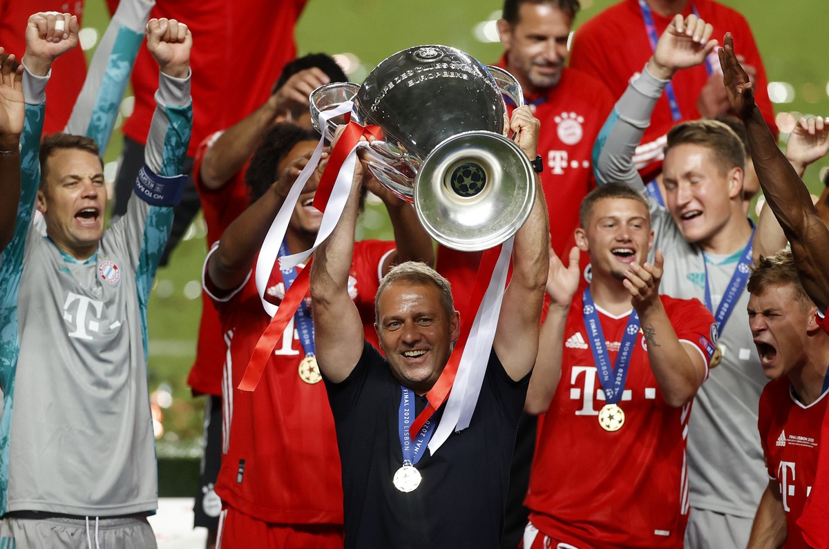 ARCHIV - 23.08.2020, Portugal, Lissabon: Fu�ball: Champions League, Final-Eight, Finale Bayern M�nchen - Paris Saint-Germain im Luz Stadion. Bayerns Cheftrainer Hans-Dieter Flick hebt die Troph�e, nac ...