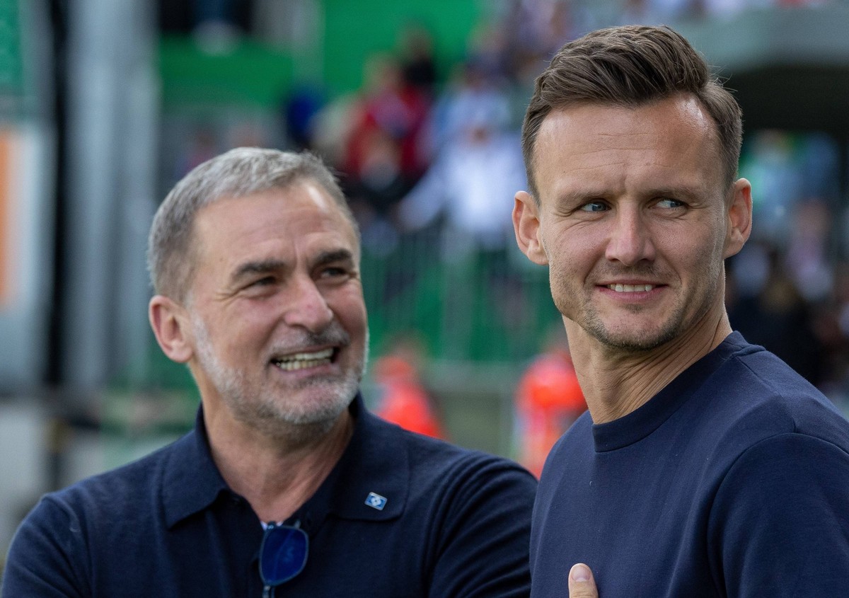 links nach rechts: Vorstand Stefan Kuntz Hamburger SV und Sportdirektor Claus Costa Hamburger SV, Spvgg Greuther Fuerth vs. Hamburger SV Fussball, 2. Bundesliga, DFL, Saison 2024/2025, Rueckrunde, 34. ...