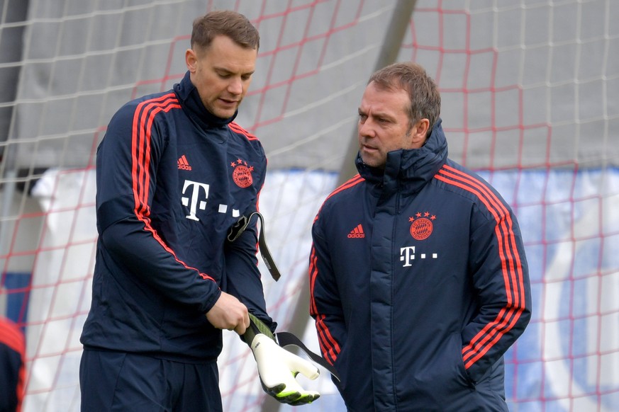 Bayern-Torwart Manuel Neuer (l.) und sein Trainer Hansi Flick.