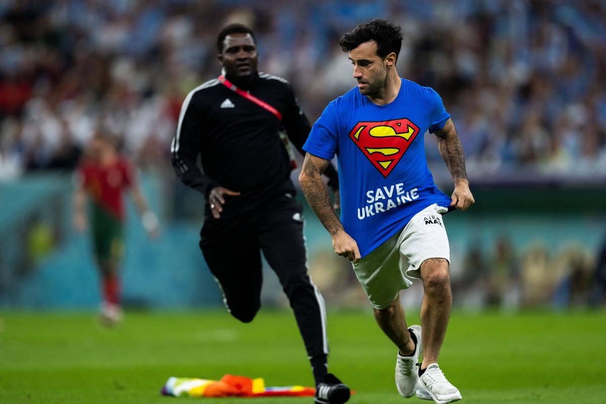 221128 A pitch invader during the FIFA World Cup, WM, Weltmeisterschaft, Fussball 2022 football match between Portugal and Uruguay on November 28, 2022 in Doha. Photo: Joel Marklund / BILDBYRAN / kod  ...