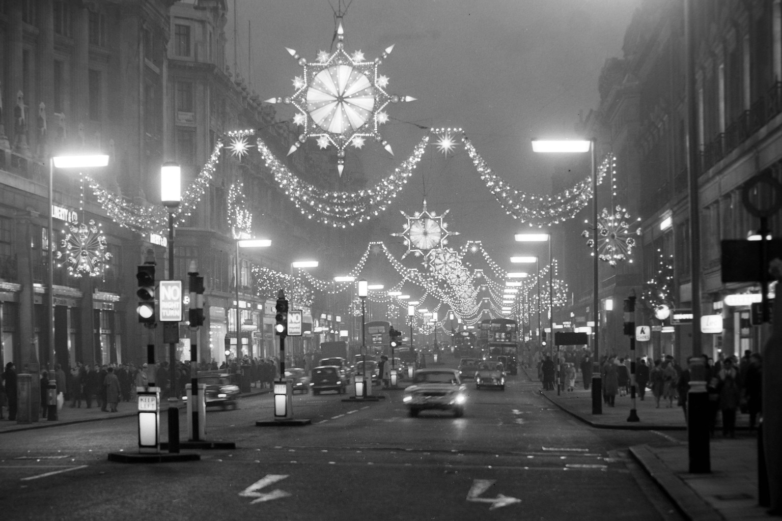 REGENTS STEET CHRISTMAS LIGHTS ILLUMINATION IN LONDON ; 30 NOVEMBER 1963, Copyright: Topfoto PUBLICATIONxINxGERxSUIxAUTxONLY UnitedArchivesIPU467712