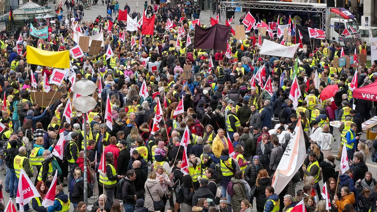 Muenchen Großstreiktag, Streik der Gewerkschaft Ver.di im oeffentlichen Dienst, Stadt Muenchen, Muenchen 21.03.2023 Streikende des oeffentlichen Dienstes der Stadt München auf dem Marienplatz, Blick v ...
