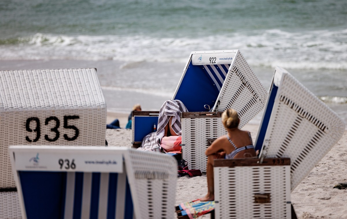 05.06.2022, Schleswig-Holstein, Westerland/Sylt: Besucher des Strands genie�en die Sonne in Strandk�rben. Durch die Einf�hrung des 9-Euro-Tickets haben sich die traditionell hohen Touristenzahlen an P ...
