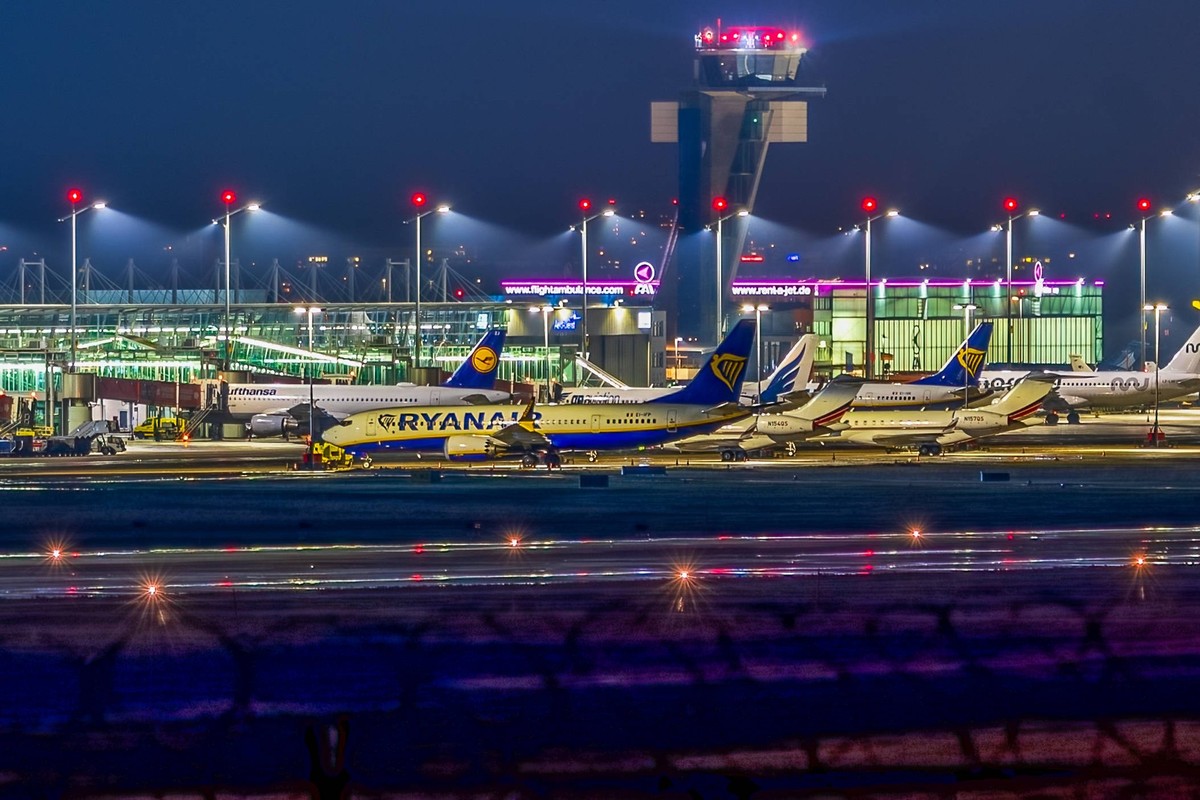 Trotz der Unwetterwarnung des Deutschen Wetterdienst war in N�rnberg und auch am Flughafen N�rnberg ein Betrieb m�glich. Es gab Versp�tungen aber ein Gro�teil des Flugplan konnte durchgef�hrt werden.  ...