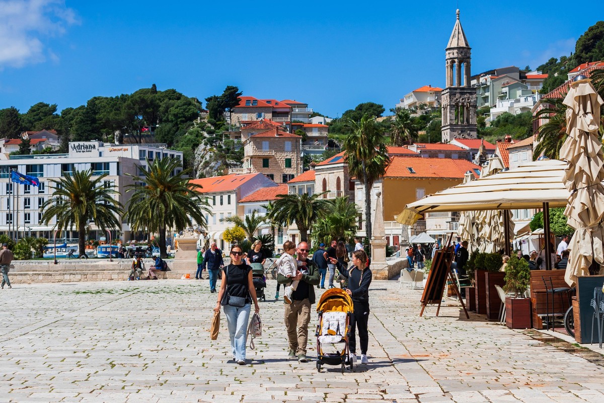 PXL_Hvar island Sunny and warm day in city of Hvar at Hvar island, Croatia on April 18. 2025. PUBLICATIONxNOTxINxFRAxCROxBIHxSRBxMNExSLO ZvonimirxBarisin/PIXSELL