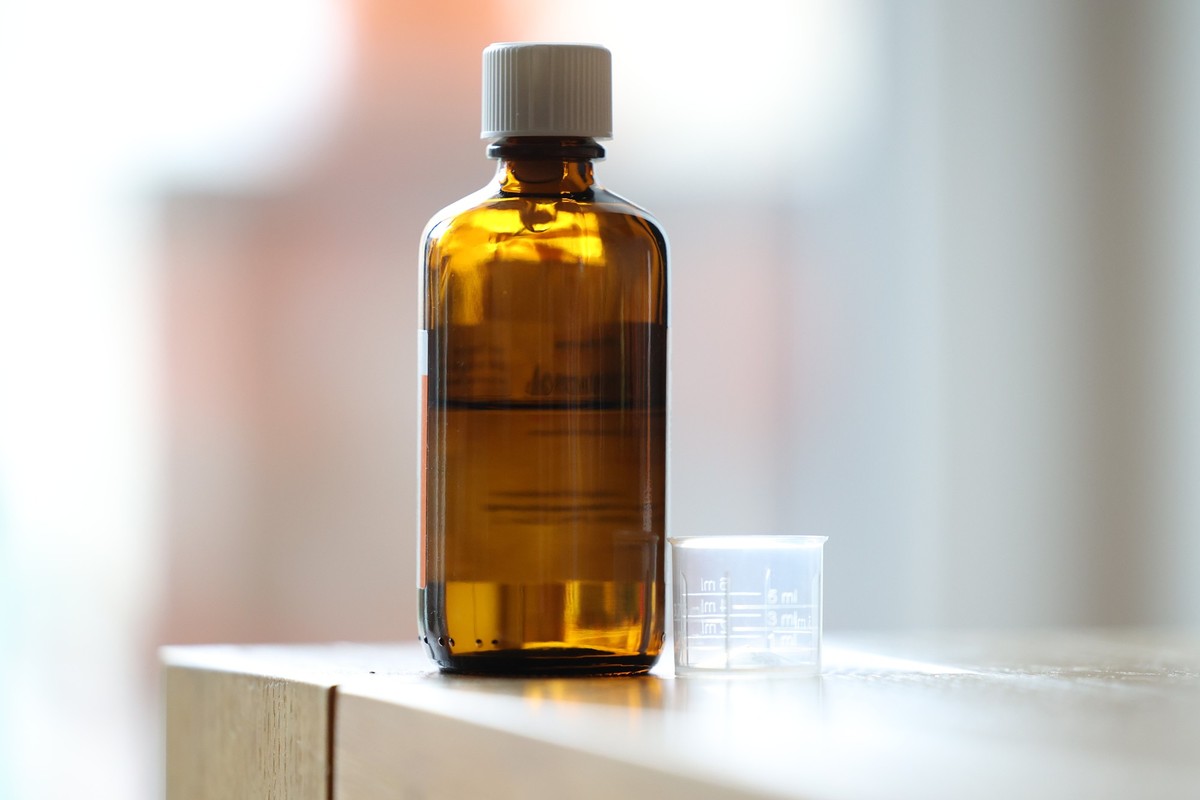 PRODUKTION - 17.12.2022, Berlin: Blick auf den Fiebersaft mit dem Wirkstoff Paracetamol. Angesichts der Engp�sse von bestimmten Medikamenten klagt die Pr�sidentin der Bundesvereinigung Deutscher Apoth ...