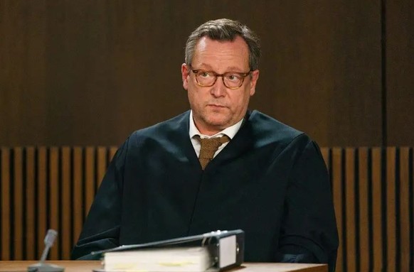 Matthias Brandt spielt den Anwalt von Katharina Schlüter.