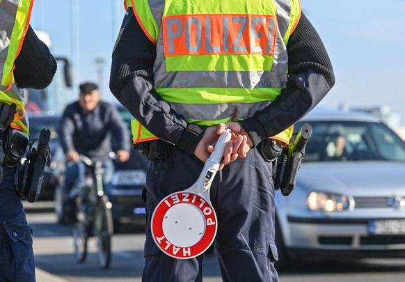 ARCHIV - 28.10.2021, Brandenburg, Frankfurt (Oder): Beamte der Bundespolizei stehen bei der Einreise nach Deutschland am deutsch-polnischen Grenz