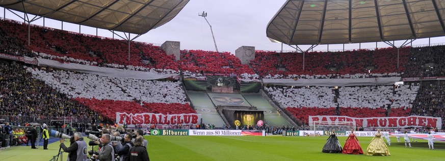 Auch die Bayern-Fans hatten in diesem Jahr viele Folien, in ihrem Fall rote und weiße. Etwas unkreativer als die Choreo der Dortmunder, aber das Bayern-Logo ist zugegebenermaßen etwas kleinteiliger...