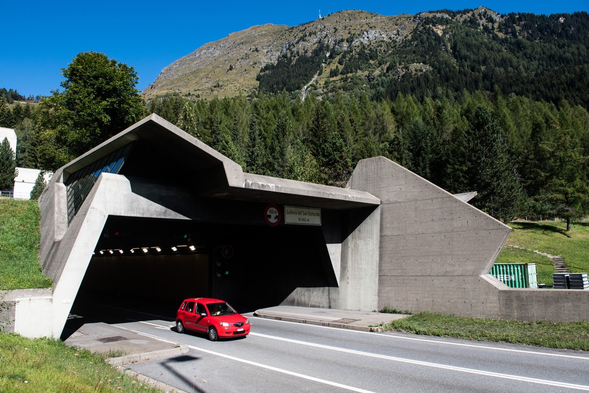 ARCHIV - 05.09.2020, Schweiz, Airolo: Ein Auto verl�sst das S�dportal des Gotthard-Stra�entunnels anlaesslich des 40. Jahrestages der Er�ffnung des Gotthard-Stra�entunnels. (zu &quot;Riss in Tunneldec ...