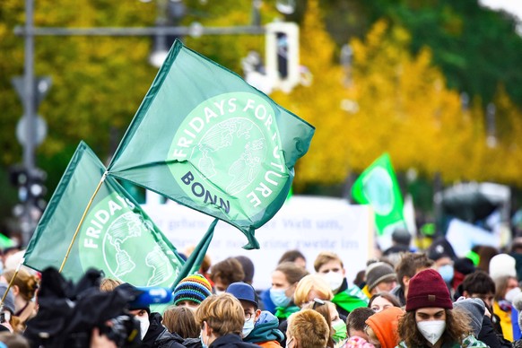 22.10.2021, xlakx, Politik Umweltschutz, Klimastreik, Fridays for Future emspor, v.l.Demonstranten mit diversen Pappschildern Berlin *** 22 10 2021, xlakx, politics environmental protection, climate s ...