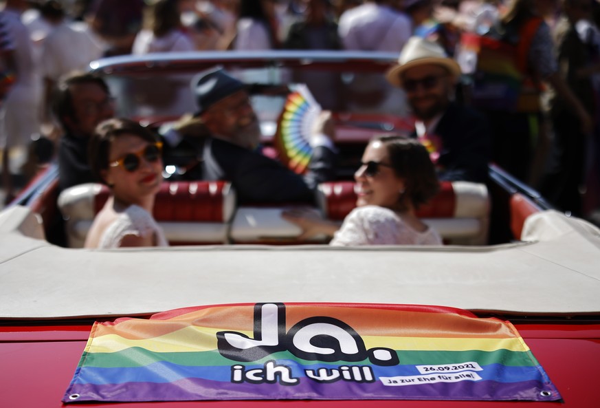 04.09.2021, Schweiz, Zürich: Eine Gruppe nimmt mit ihrem Auto, mit einer Pride-Fahne und der Aufschrift «Ja, ich will» an dem Protest teil. Menschen protestieren bei der Zurich Pride Parade für die Re ...