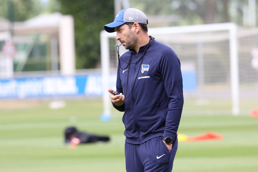 DEU, DFL, 1. FBL Hertha BSC, Training, / 06.07.2022, Sportforum, Berlin, DEU, DFL, 1. FBL Hertha BSC, Training, im Bild Cheftrainer Sandro Schwarz Hertha BSC Berlin, Trillerpfeife im Mund DFL - regula ...