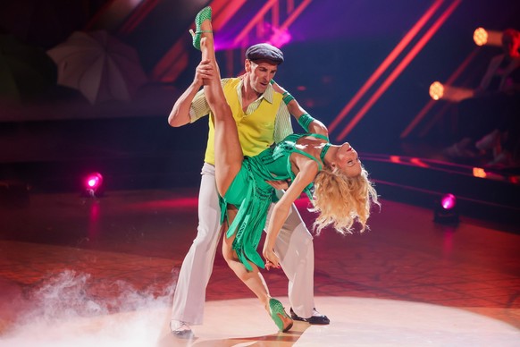 3 de mayo de 2024, Renania del Norte-Westfalia, Colonia: El actor Mark Keller y la bailarina profesional Katherine Menzinger bailan en el espectáculo de danza RTL 