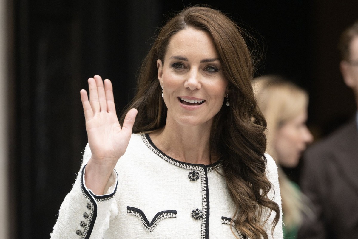 ARCHIV - 20.06.2023, Großbritannien, London: Kate (r), Prinzessin von Wales, winkt bei einem Besuch zur Wiedereröffnung der National Portrait Gallery nach einem dreijährigen Renovierungsprogramm. Rund ...