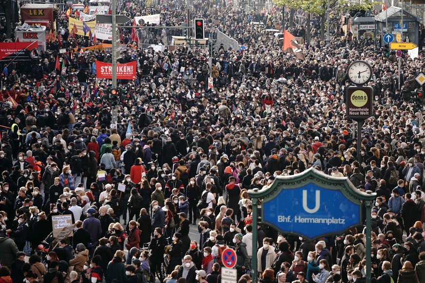 Teilnehmer gehen beim Demonstrationszug linker und linksradikaler Gruppen unter dem Motto "Demonstration zum revolutionären 1. Mai" durch Berlin.