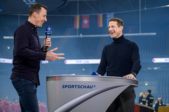 Mannheim, Deutschland 07. Januar 2022: DHB Herren Testspiel, EHF EM 2022, Deutschland vs. Schweiz v.li. ARD-Experte Dominik Klein, Moderator Alexander Bommes Mannheim SAP Baden-Württemberg Deutschland ...