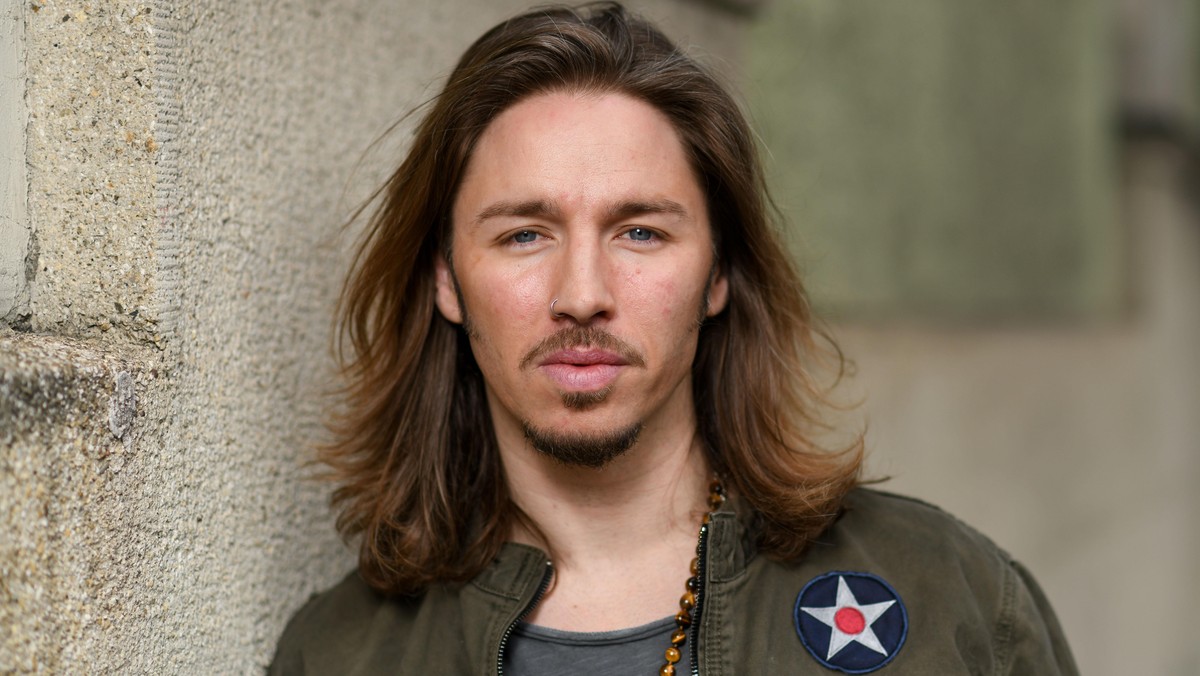 Der Sänger Gil Ofarim lehnt an einer Hauswand. Ofarims neues Album „Alles auf Hoffnung“ erscheint am 28.02.2020.