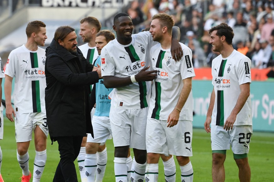 Marcus Thuram Borussia Moenchengladbach, li., umarmt Christoph Kramer Borussia Moenchengladbach, links Trainer Daniel Farke Borussia Moenchengladbach 09.10.2022, Fussball GER, Saison 2022 2023, 1. Bun ...