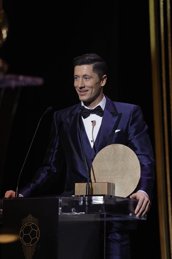 211130 -- PARIS, Nov. 30, 2021 -- Robert Lewandowski speaks after receiving the Striker of the Year award at the ceremony for Ballon d Or 2021 held in Theatre du Chatelet, Paris, France, Nov. 29, 2021 ...