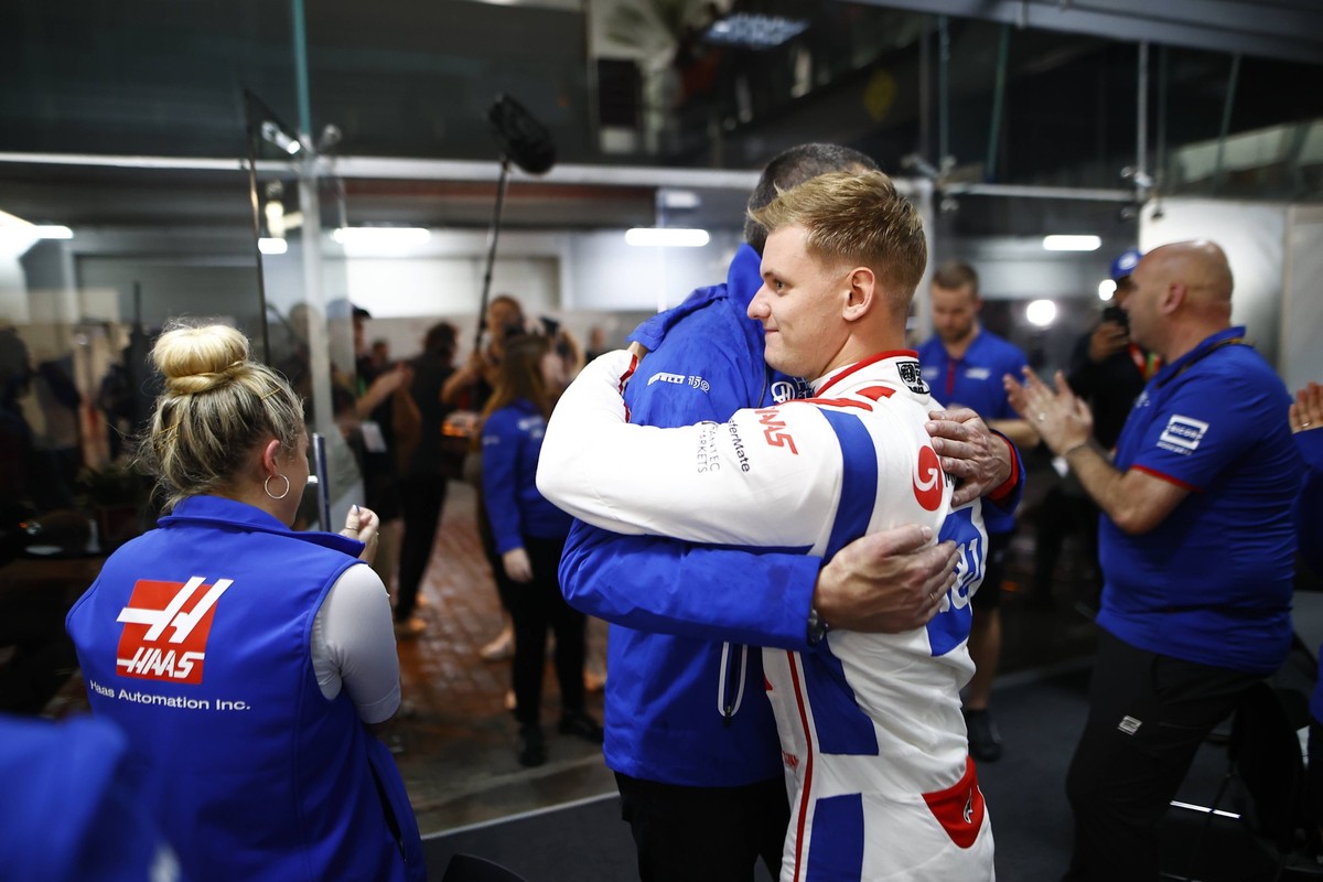 RECORD DATE NOT STATED Formula 1 2022: Sao Paulo GP AUToDROMO JOS CARLOS PACE, BRAZIL - NOVEMBER 11: Guenther Steiner, Team Principal, Haas F1, hugs Mick Schumacher, Haas F1 Team during the Sao Paulo ...