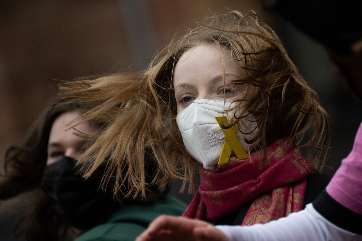 03.02.2023, Hessen, Wiesbaden: Eine Teilnehmerin mit FFP2-Maske und gelbem Kreuz tanzt w�hrend einer Demonstration der Klimabewegung Fridays for Future. Foto: Sebastian Christoph Gollnow/dpa +++ dpa-B ...