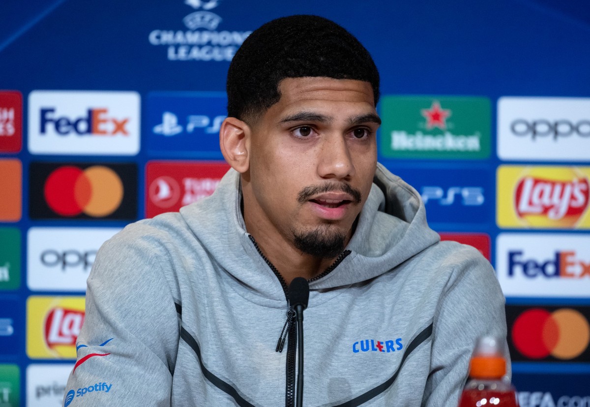 ARCHIV - 12.09.2022, Bayern, M�nchen: Fu�ball: Champions League, Bayern M�nchen - FC Barcelona, Gruppenphase, Gruppe C, 2. Spieltag. Pressekonferenz FC Barcelona in der Allianz Arena. Ronald Araujo vo ...