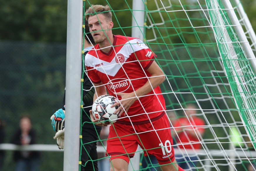 Marvin Ducksch (Duesseldorf) hoelt den Ball nach seinem Tor aus dem Netz VfB Wissen vs Fortuna Duesseldorf --- Fussball --- Testspiel --- 10.07.2018 VfB Wissen vs Fortuna Duesseldorf --- Fussball ---  ...