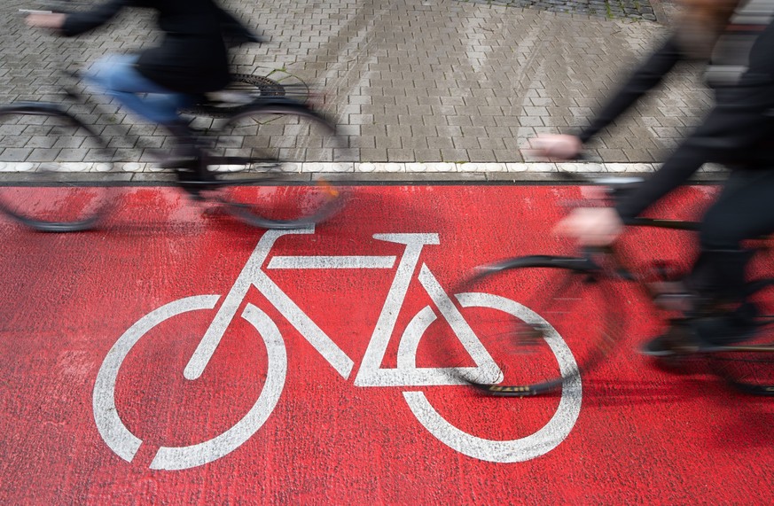 ARCHIV - 02.05.2020, Niedersachsen, Osnabrück: Radfahrer fahren auf einem Radweg in Osnabrück. Radfahrerinnen und Radfahrer können wieder das Fahrradklima in ihren Städten und Gemeinden bewerten - bei ...