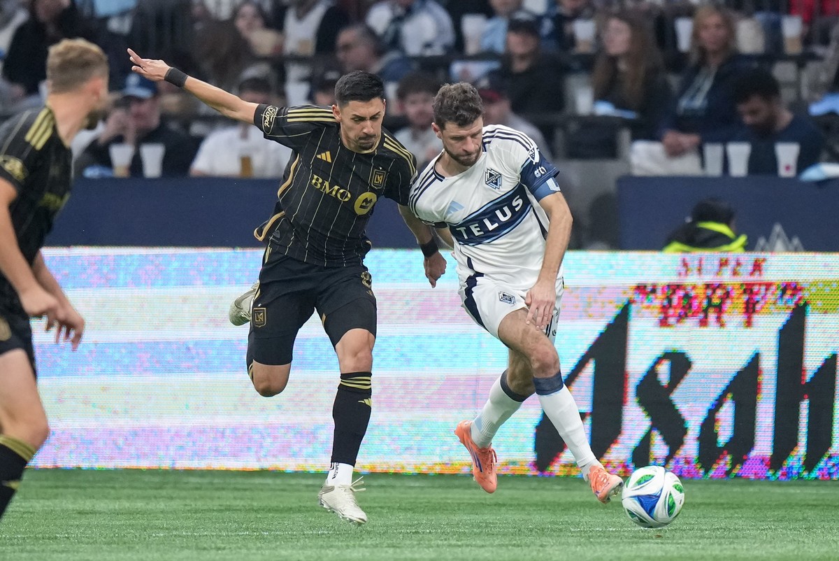 23.11.2025, Kanada, VANCOUVER: MLS, Vancouver Whitecaps - Los Angeles FC, Playoffs: Mark Delgado (l) vom Los Angeles FC und Thomas Müller von den Vancouver Whitecaps kämpfen in der zweiten Halbzeit de ...