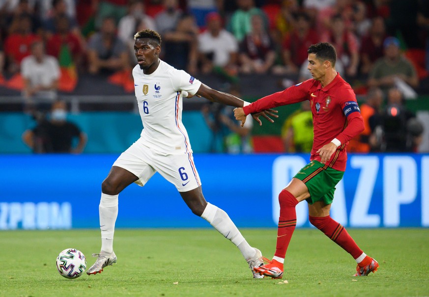 Fußball: EM, Portugal - Frankreich, Vorrunde, Gruppe F, 3. Spieltag, in der in der Puskás Arena. Frankreichs Paul Pogba (l) gegen Portugals Cristiano Ronaldo.