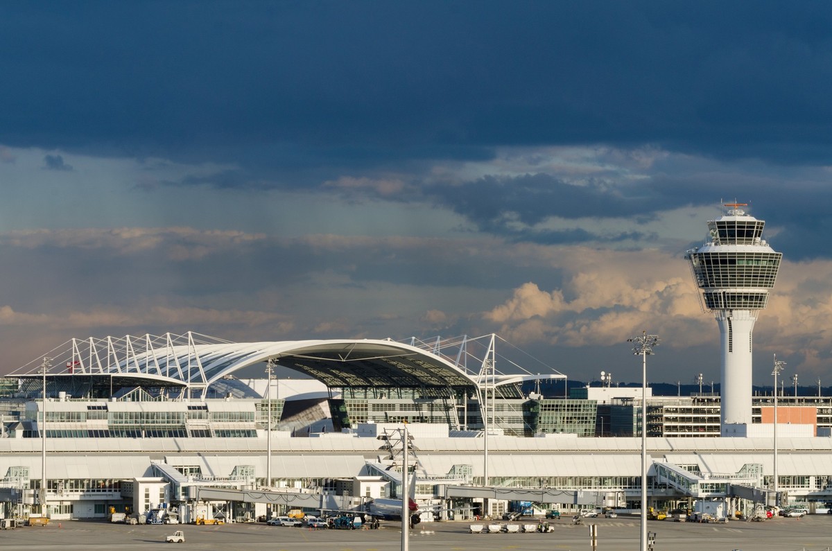 Der Flughafen München liegt ziemlich weit entfernt von der Stadt.