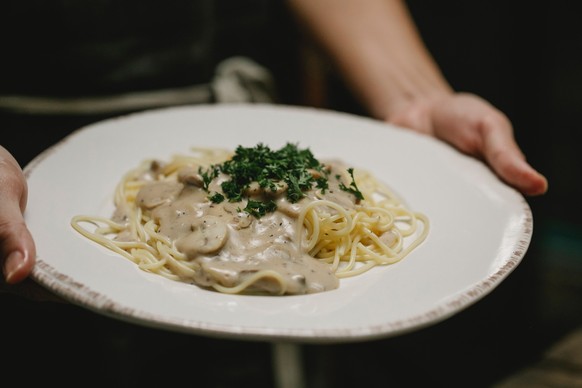 Pilzrahmsoße geht auch in vegan – mit pflanzlicher Soße.