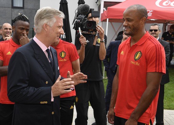 King Philippe - Filip of Belgium and Belgium s Vincent Kompany pictured during a visit of the King to a training session of the Belgian national soccer team Red Devils, Saturday 09 June 2018, in Tubiz ...
