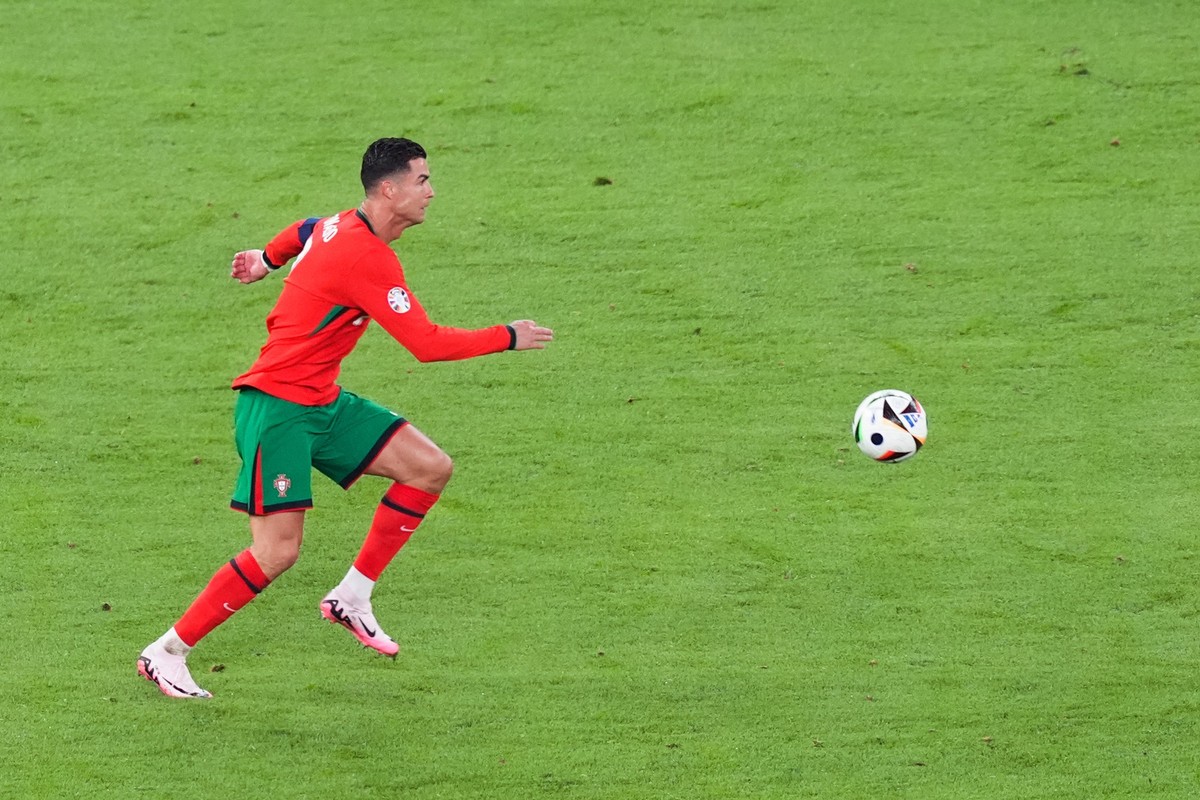 05.07.2024, Hamburg: Fu�ball, UEFA Euro 2024, EM, Portugal - Frankreich, Finalrunde, Viertelfinale, Volksparkstadion Hamburg, Portugals Cristiano Ronaldo in Aktion. Foto: Marcus Brandt/dpa +++ dpa-Bil ...